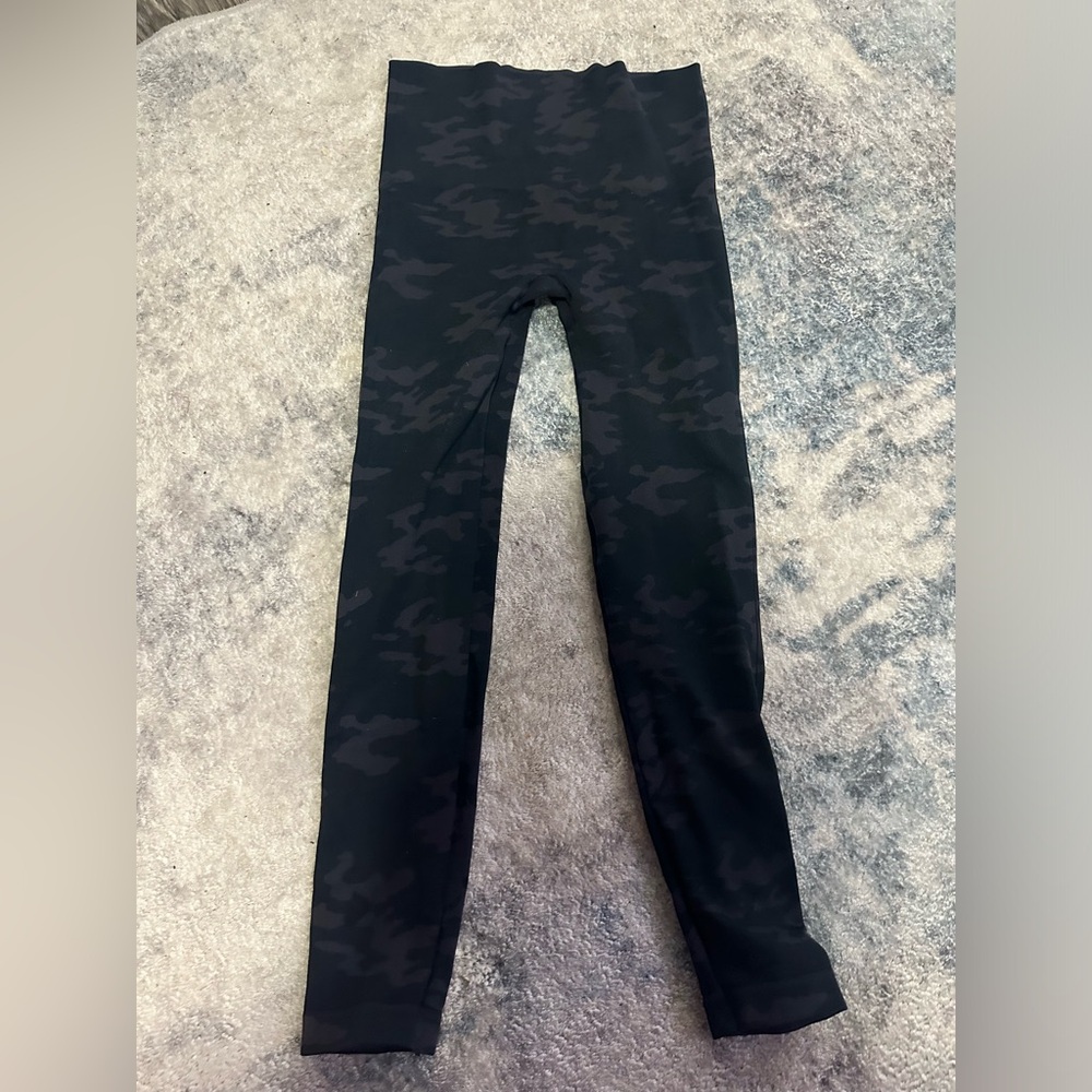 Spanx seamless black camo leggings